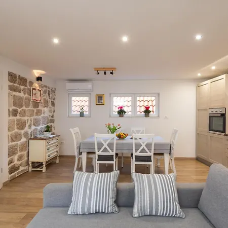 Downtown Maisonette *